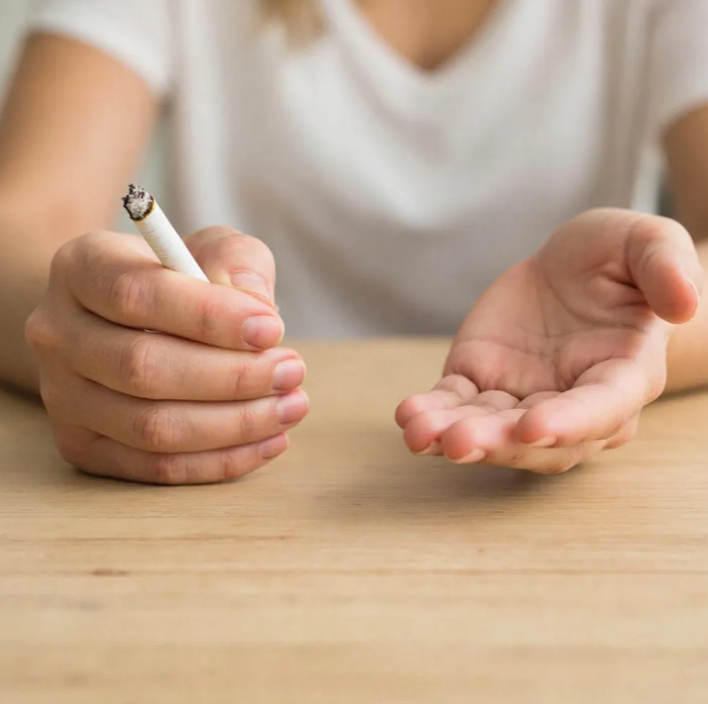 Друзья, давайте поговорим о том, что внутри живут две разные личности. И они постоянно борются между собой. Одна хочет курить. Другая хочет быть свободной.