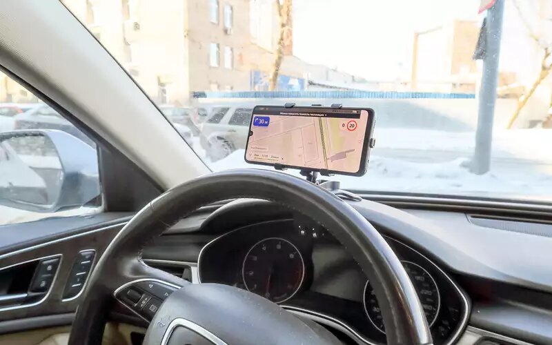 Навигатор и видеорегистратор в смартфоне, закрепленном на козырьке комбинации приборов, могут подойти рослым водителям, любящим высокую посадку.держатели для смартфона экспертиза За рулем
📷
