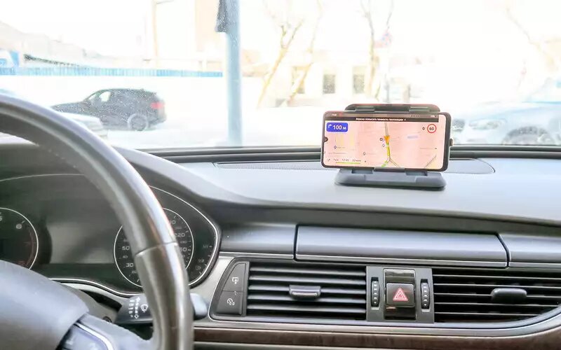 Строгое и компактное размещение смартфона на панели приборов. Жаль, видео­регистратора при этом не будет.держатели для смартфона экспертиза За рулем
📷
