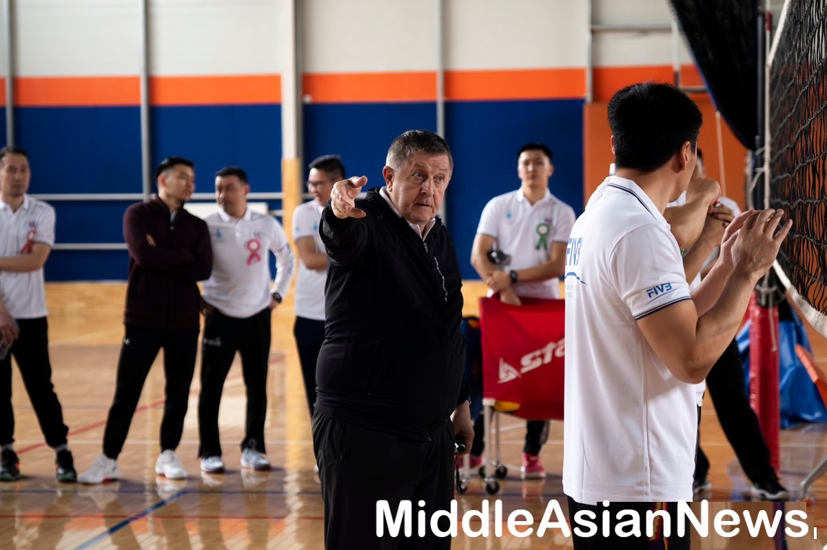 Моро Бранислав, сербский профессиональный тренер в черном.