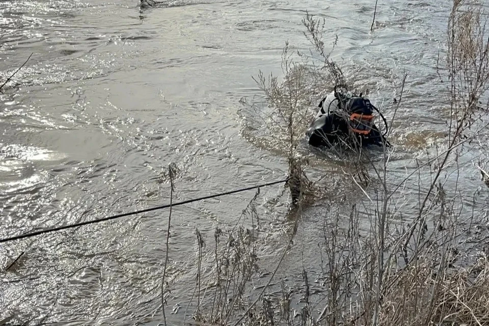 В Октябрьском районе 28 марта в реке Елшанка утонул шестилетний мальчик – его тело не могут найти до сих пор. Фото: Департамент ПБ и ГЗ региона.