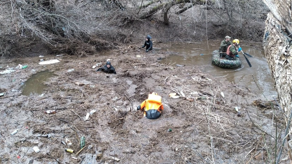 Специалисты каждый день выходят на водоемы, а местные жители молятся, чтобы с малышом все было в порядке. Фото: Департамент ПБ и ГЗ