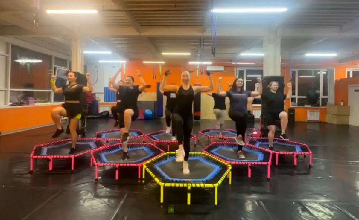 Фото с занятий почти нет. Вот скрин с видео. Чуть размытый, но классный. Я вторая справа