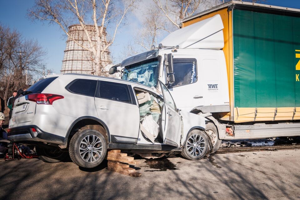    ДТП на улице Трактовой в Барнауле. Источник: Владимир Игнатов