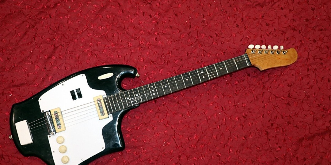 Электрогитара "Ритм-Соло" (Ленинград) - первая цельнокорпусная электрогитара СССР