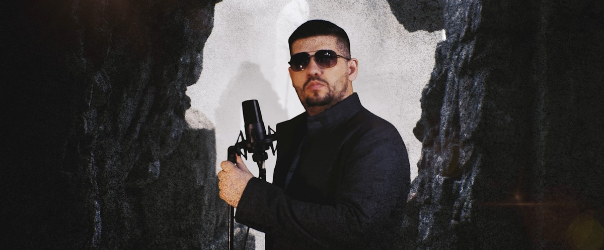 Это, кстати, фотка с новой песни, что вышла не так давно)