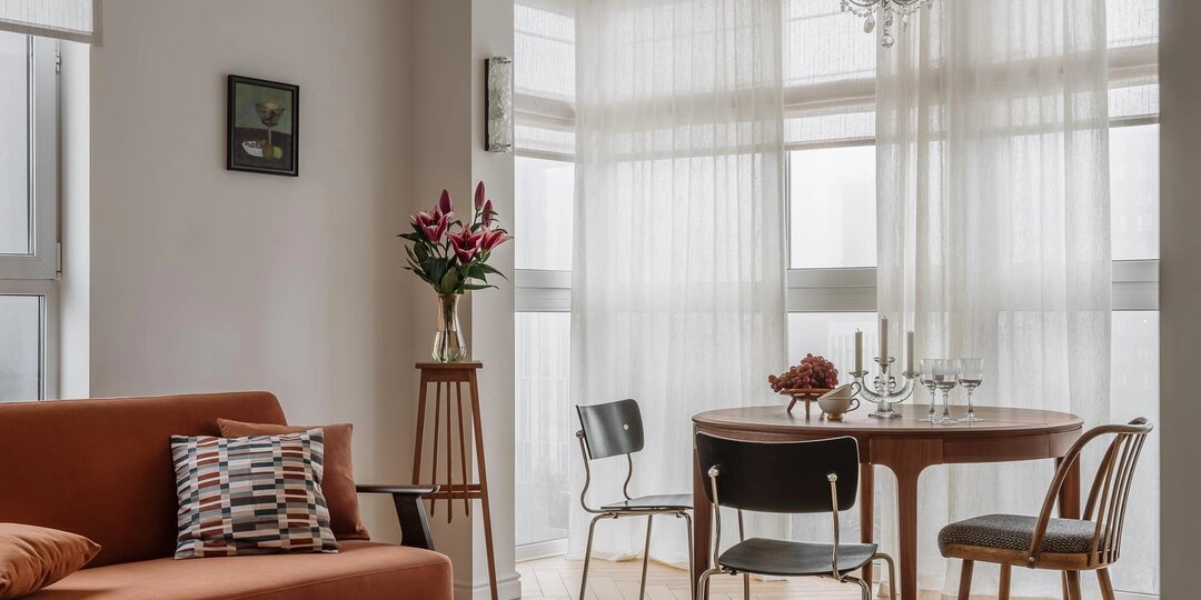 Диван в винтажном стиле в современном интерьере