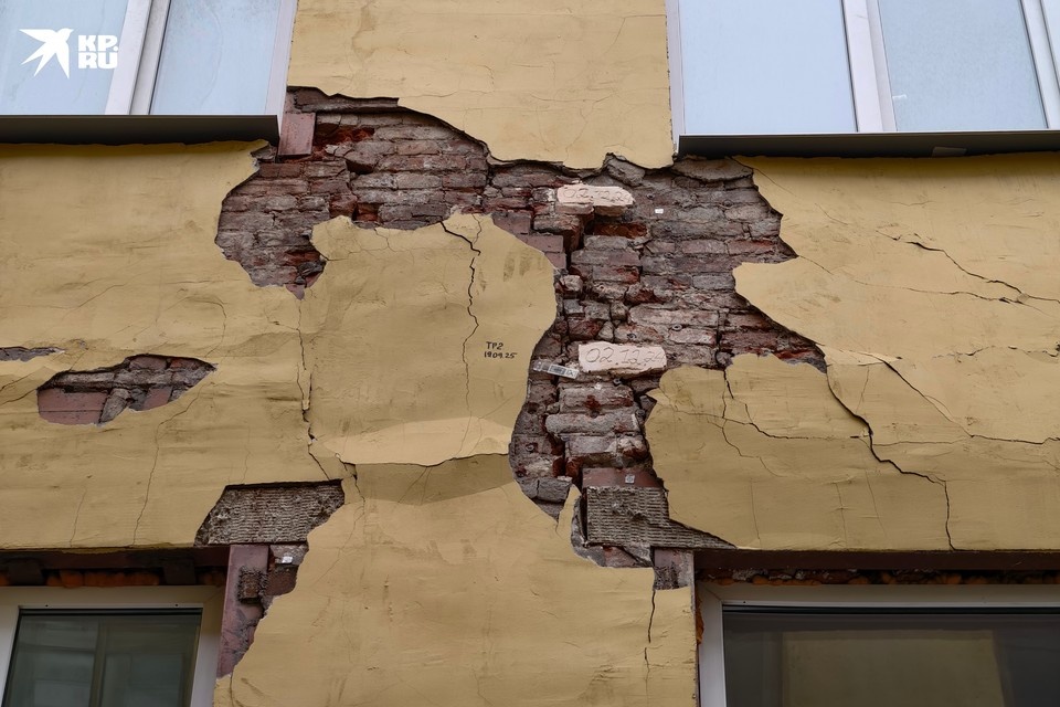    Трещина на фасаде, из-за которой и расселили жильцов. Судя по специальным маячкам, она постоянно растет. Алексей БУЛАТОВ