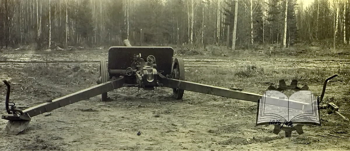 орудие развёрнуто на полигоне к ведению огня советским расчётом. Хорошо видна казённая часть орудия. Сошники станин орудия не окопаны.
