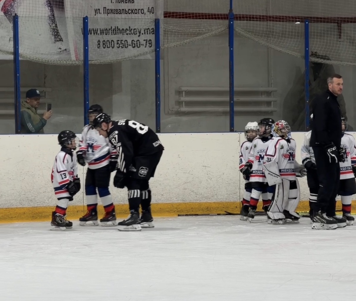 Особенно отличился на первом выезде Андрей Светлаков – 87-й номер. Дети окружили его плотным кольцом, устроив на льду настоящую «капустку». Светлаков, как шутят в соцсетях клуба, стал «настоящим батей на льду». Да и все хоккеисты выглядели счастливыми – их глаза горели, а на лицах сияли искренние улыбки. В этих взглядах читалась надежда на светлое будущее детского хоккея в регионе.   
 
 Турне по городам Челябинской области – добрая традиция клуба. Она позволяет поддержать любительский спорт и сказать спасибо тем, кто переживал за «Трактор» весь сезон. И судя по реакции чебаркульцев, праздник удался.   
 
 Следующая точка назначения у «черно-белых» Южноуральск, где такая же программа состоится 10 апреля. Завершит турне команда большой игрой в Челябинске.    
 
 Ранее «Трактор» проиграл пятый матч и завершил сезон КХЛ в Казани. После чего генменеджер клуба и главный тренер команды на итоговой пресс-конференции заявили о готовности расстаться со всеми иностранными игроками.📷
Фото: скриншот видео ХК «Трактор»