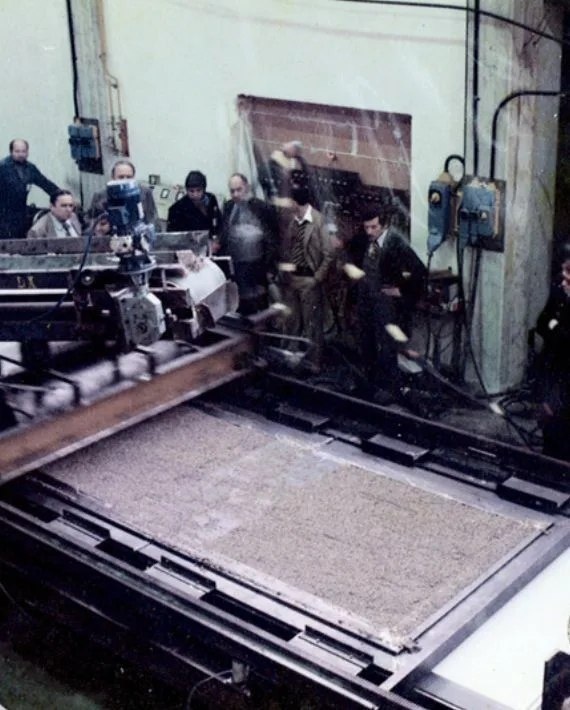 Архивные фотографии первых производственных линий. 