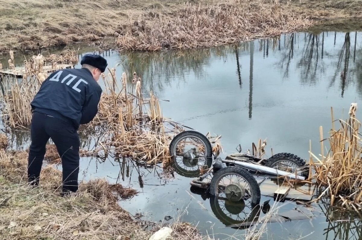    Водитель мотоцикла съехал с дороги и утонул в поселке под Алапаевском