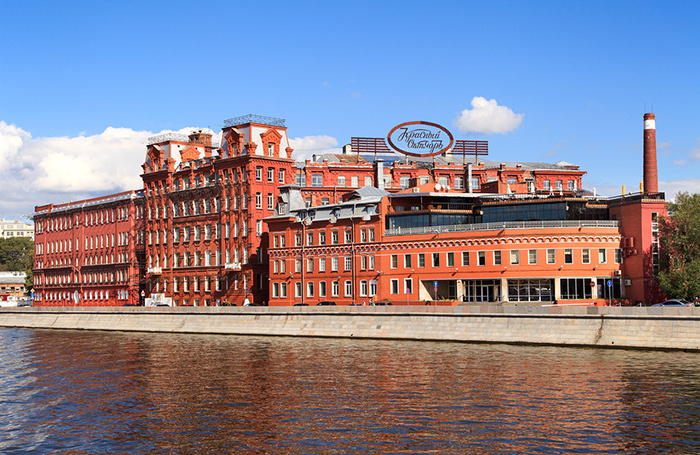    Вид на здание шоколадной фабрики «Красный Октябрь» и Берсеневскую набережную. Москва.Николай Винокуров/Фотобанк Лори