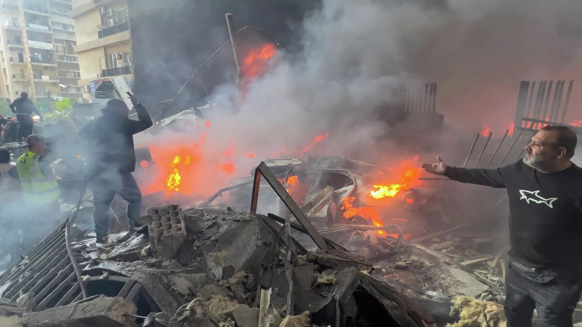 Спасатели на месте израильского авиаудара в Бейруте, Ливан, среда, 8 апреля 2026 года / © AP Photo / Hussein Malla