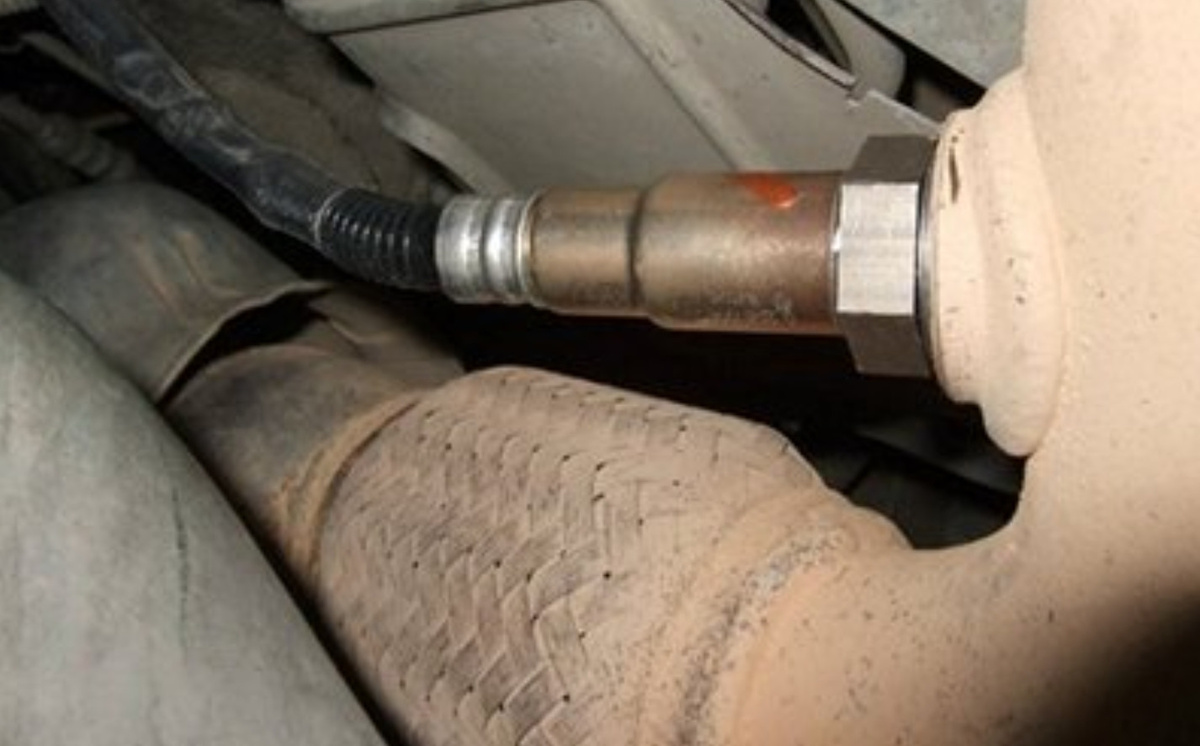 Находится этот датчик на выпускном коллекторе, часто их установлено два - один на коллекторе, другой после катализатора на трубе выхлопной системы. Фото с https://a.d-cd.net/FdSJ9ZPwFXDVCio6aswoVTCF1zg-1920.jpg