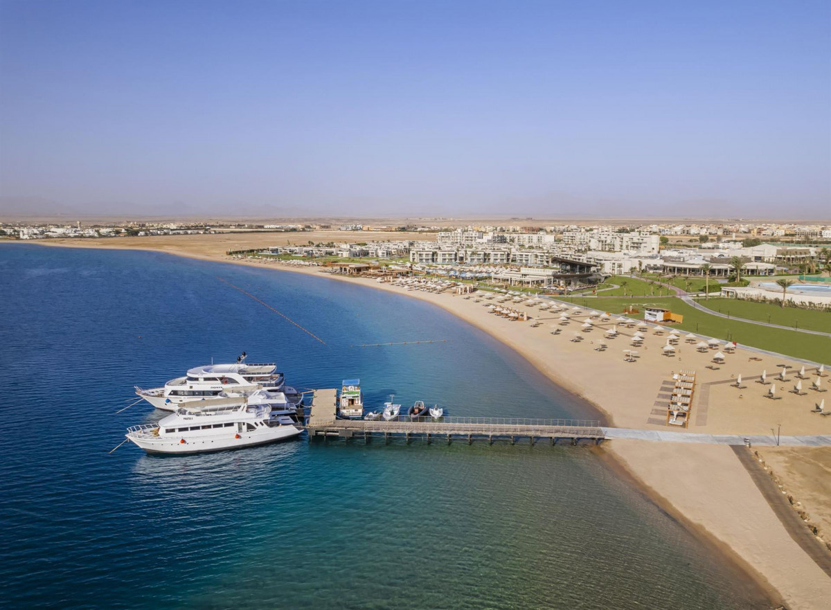 Отлеь «Rixos Premium Magawish Suites & Villas» 5 звёзд — побережье и пляж, пирс.