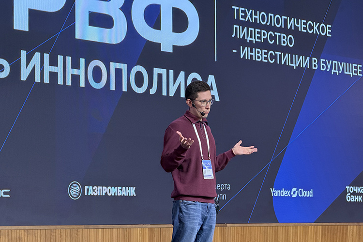   Главным аналитическим выступлением нулевого дня стал доклад Сергея Канцерова — основателя Dsight, семь лет делающей венчурную аналитику по Евразии.   
Фото: София Емельянова