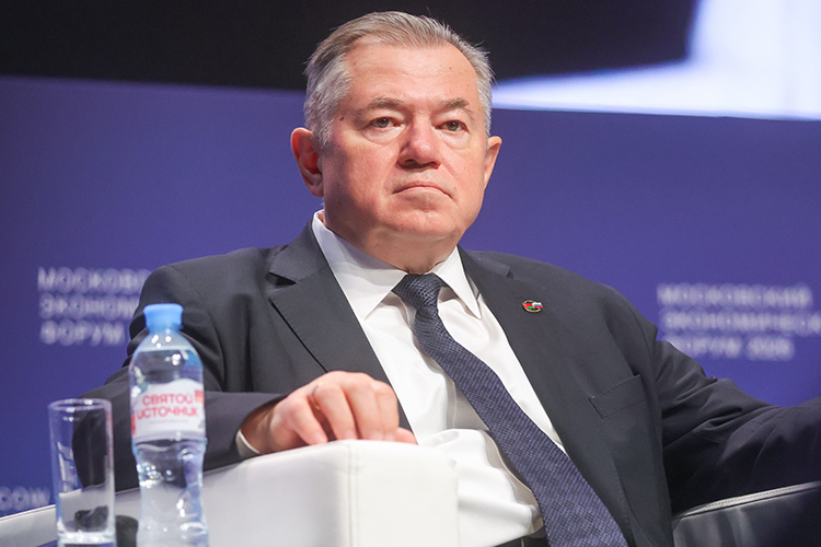    По мнению Глазьева, можно выйти на темпы роста 8% ВВП в год. Однако «сейчас это нереально», потому что большая часть производственной сферы «отсечена от кредитов», так как процентные ставки выше нормы рентабельности.   
Фото: © Shatokhina Natalia / news.ru / www.globallookpress.com