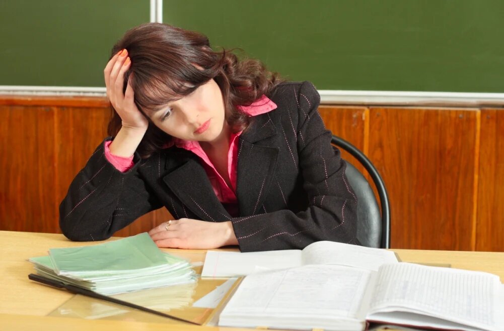 Бытует мнение, что российский учитель — это замученная отчетами женщина с вечной стопкой тетрадей