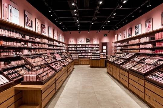    Косметика и парфюмерия войдут в первую волну «российской полки» в магазинах (изображение: shedevrum.ai)