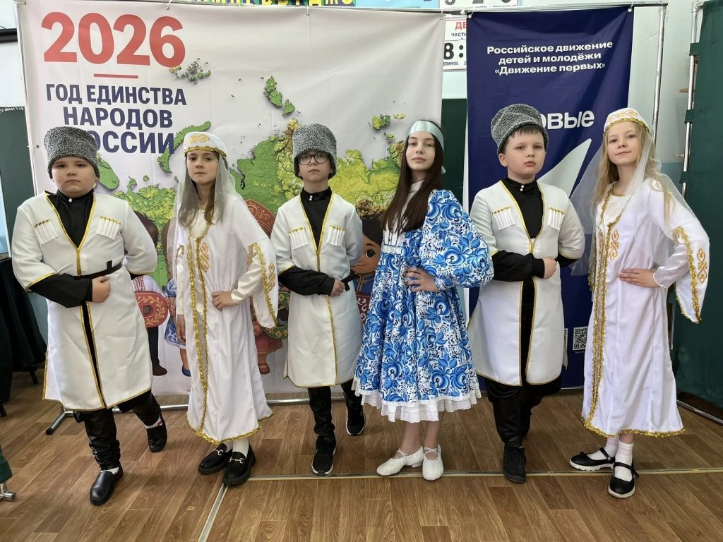    Ученики 4-б класса - участники команды «Сила в единстве». Редакция газеты "Наш край"