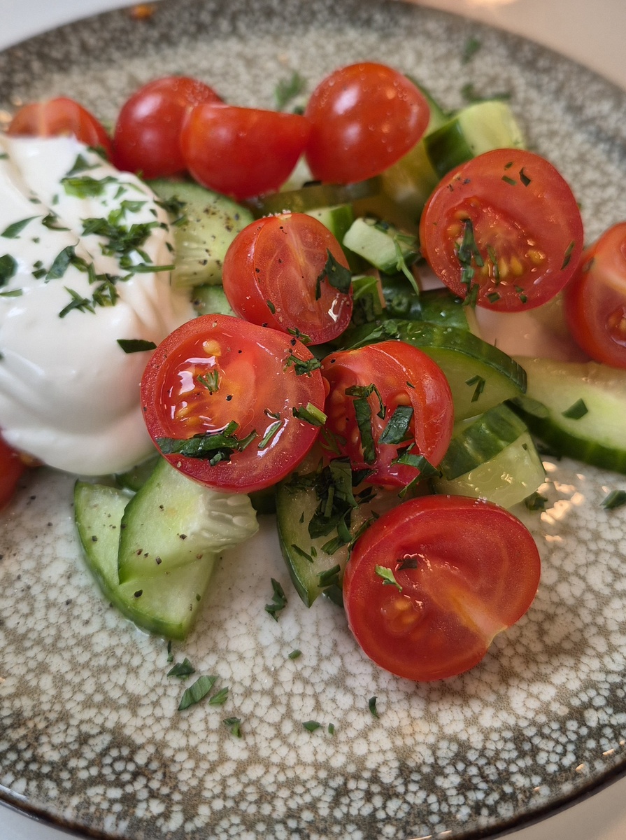Вспомнила: салатик был очень красивым. Кстати, у меня еще 5 черри зреют😁