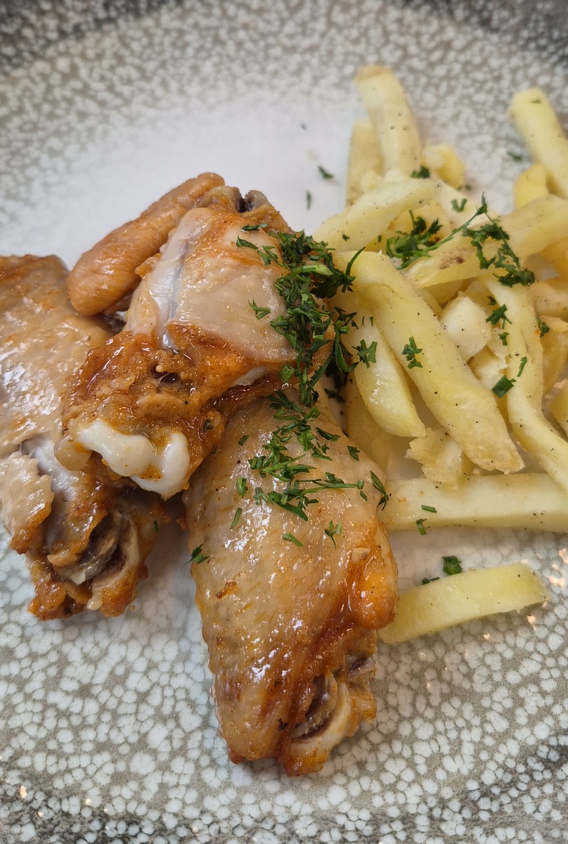 Очень острые крылья, на фоне которых картофель показался совершенно безвкусным. Ну, картофеля фри, как и риса, я в Индии наелась, так что не страшно)))