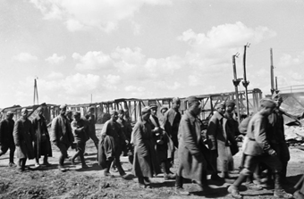 Колонна советских военнопленных под конвоем венгров на сгоревшей железнодорожной станции в Старом Осколе. 3 июля 1942