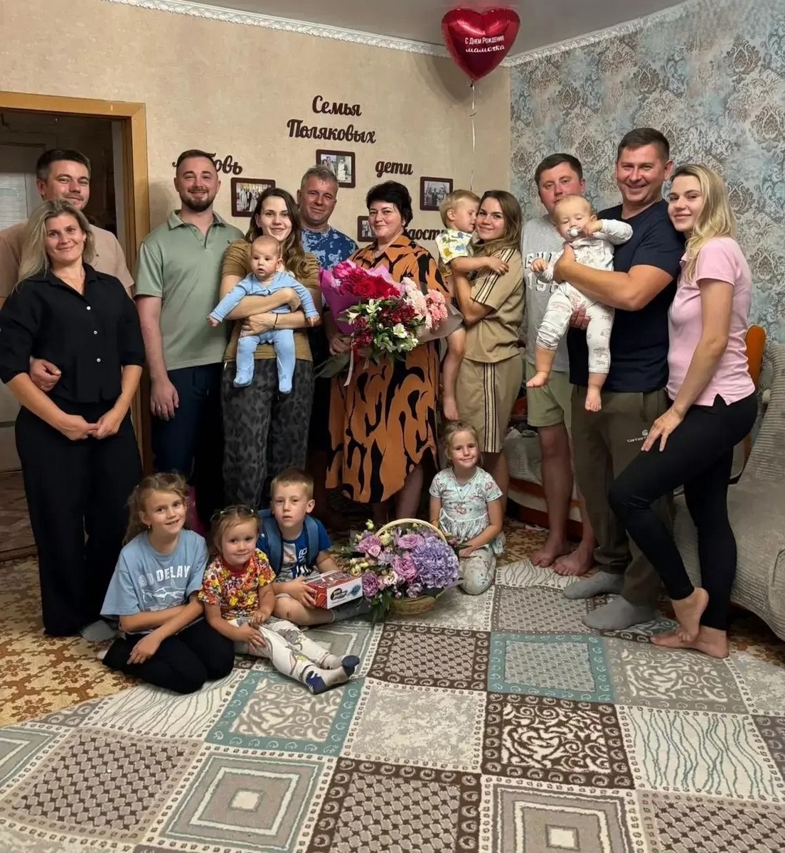 Большая семья Поляковых из Николаевки — 17 человек. Связь поколений: старшие передают пасхальные обычаи детям и внукам.