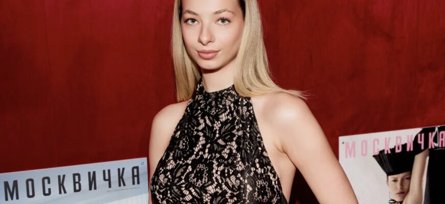    Елизавета Лесюк — редактор светской хроники PEOPLETALK. В интервью для Школы журналистики имени Владимира Мезенцева при Центральном доме журналиста Елизавета рассказала, как устроена светская журналистика изнутри, чем её издание отличается от других и почему ради работы приходится жертвовать праздниками близких. Татьяна Коноваленко