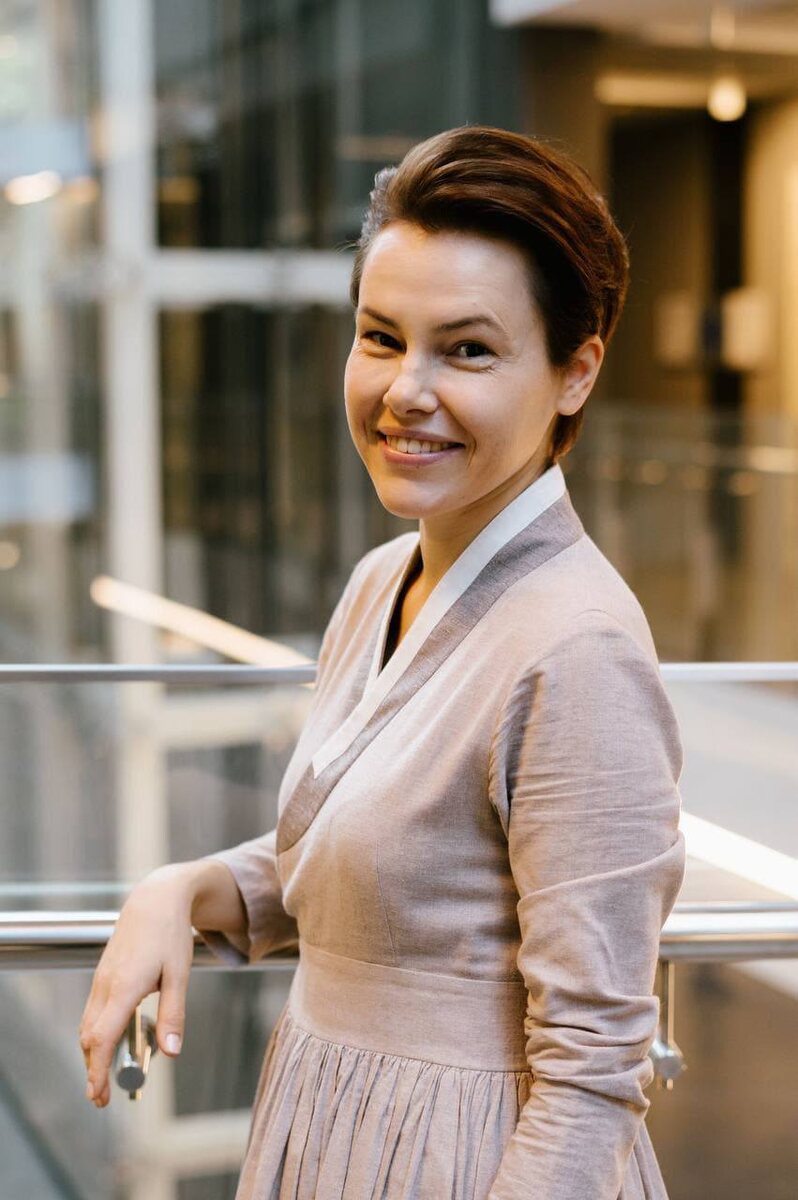 Елена Хохлова, доцент Школы востоковедения НИУ ВШЭ, кандидат искусствоведения, автор книги «Главное в истории искусства Кореи» (издательство МИФ) и онлайн-курса «Искусства Кореи» на платформе «Открытое образование», ведет ТГ-канал «korean_art_by_russian» о корейском искусстве. В своей книге «Главное в искусстве Кореи» Елена рассказывает историю развития корейского искусства от неолита до наших дней. Каждое произведение описывается в контексте особенностей художника, его окружения, исторических и социальных событий, используемых материалов и затронутых тем. Читатели узнают о достижениях и жизни художников Кореи и смогут увидеть мир их глазами.