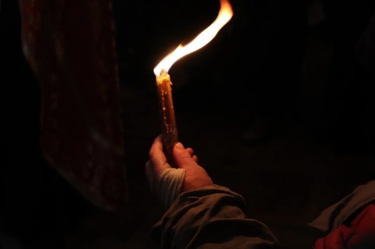    Благодатный огонь — частица чуда, которым верующие стремятся поделиться