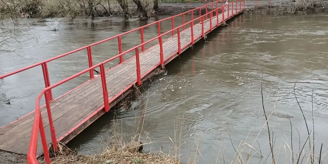 В Железнодорожном округе Курска открыли два пешеходных моста после паводка
