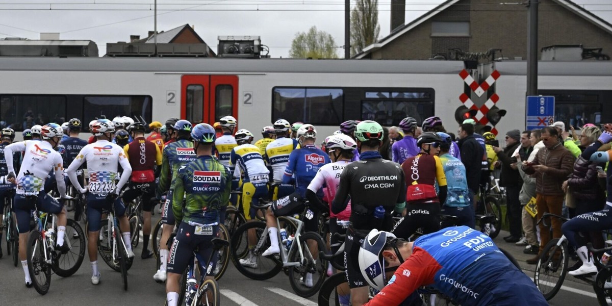    Тур Фландрии / Ronde van Vlaanderen 2026 - 110th Edition - Antwerp - Oudenaarde 278,2 km - 05/04/2026 - Peloton stop - train doors closed - photo Nico Vereecken/PN/SprintCyclingAgency©2026/© Cor Vos 2026