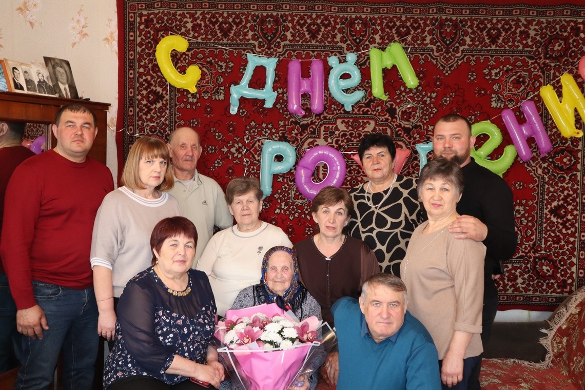 Столетний юбилей старейшая жительница с. Ольховка Антонида Петровна Кунова встретила в окружении близких. Поздравили ее и представители власти.