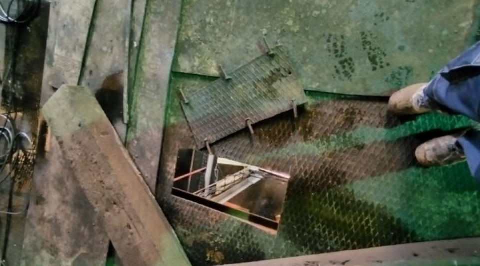    Незакрытое отверстие в полу. Источник: Гострудинспекция по Алтайскому краю и Республике Алтай