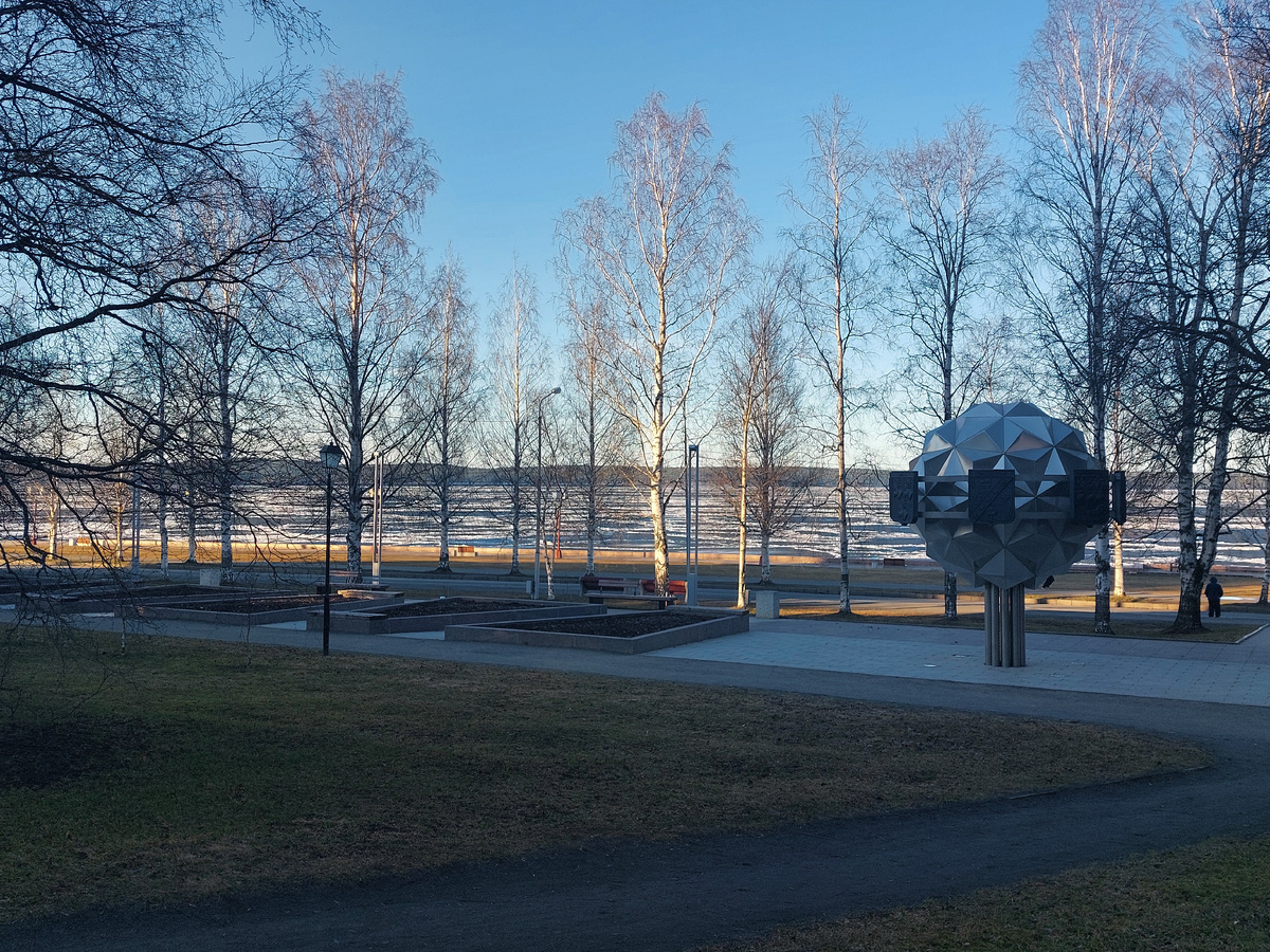 Про эту штуку в виде шара на ножке может тоже потом что-нибудь напишу. Написать? Хотели бы её рассмотреть?