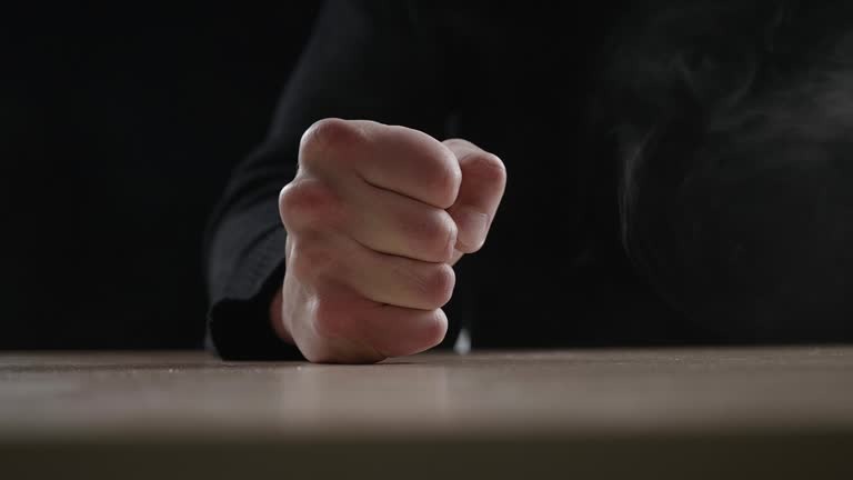 Почему важно сильно сжимать кулак при ударе?