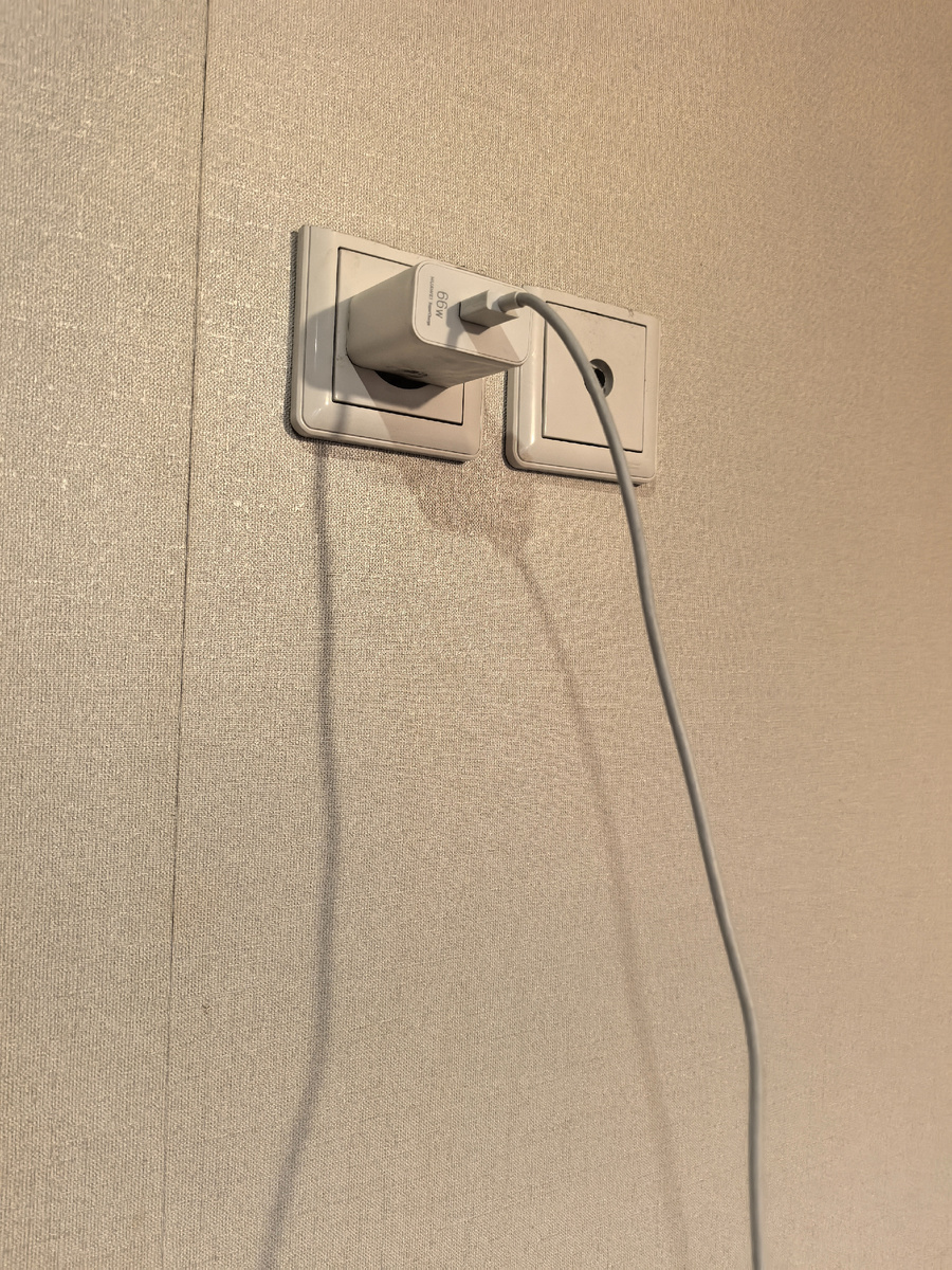 Зарядка в розетке без телефона продолжает потреблять ток. Кажется, безобидно. Но сколько таких приборов по дому? Мелочь, а счёт растёт.