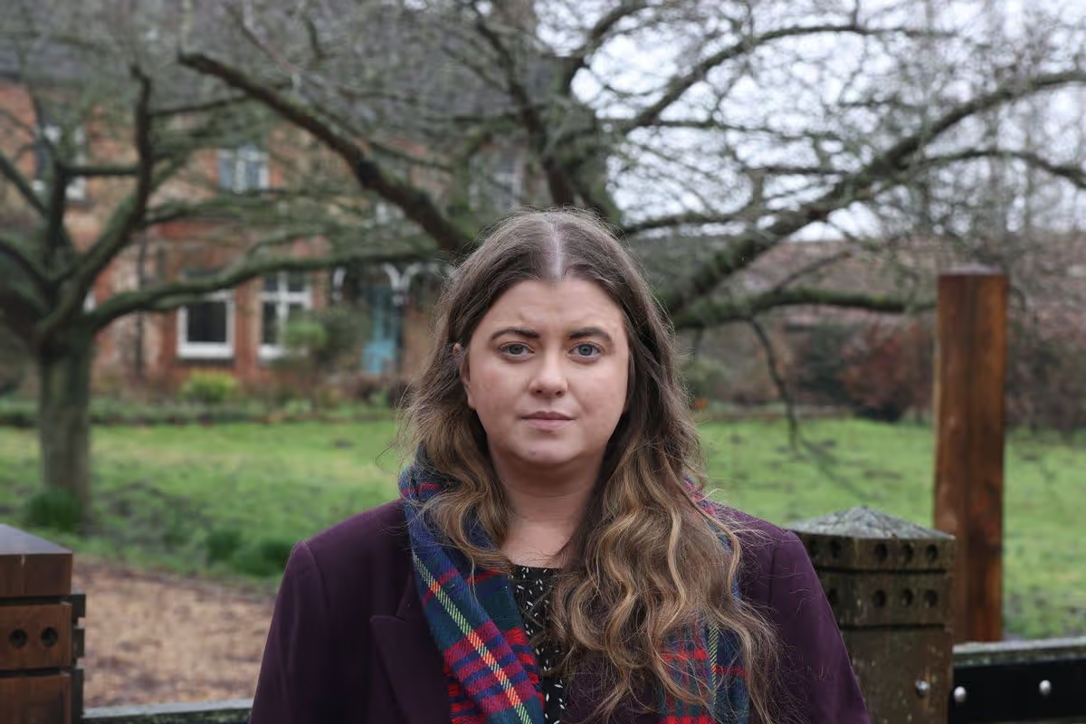 Джулия Баним на фоне дома