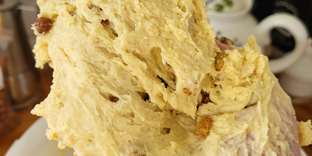 Замешиваю тесто и выпекаю куличи