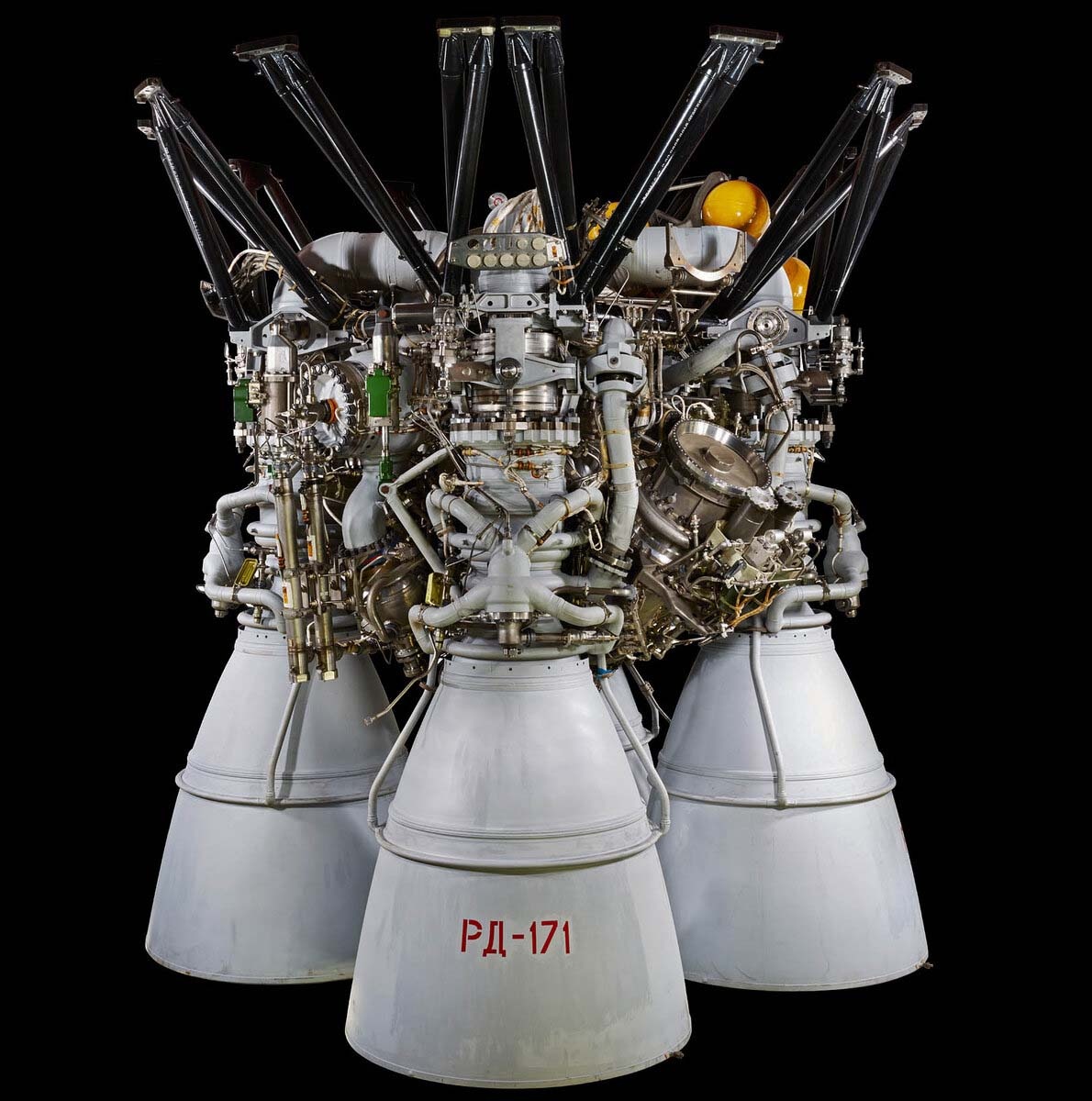 4-камерный жидкостной ракетный двигатель РД-171 с тягой на уровне моря 740 тонн. Многомесячный труд  и материальные затраты разбиваются о земную поверхность вместе с первой ступенью. 