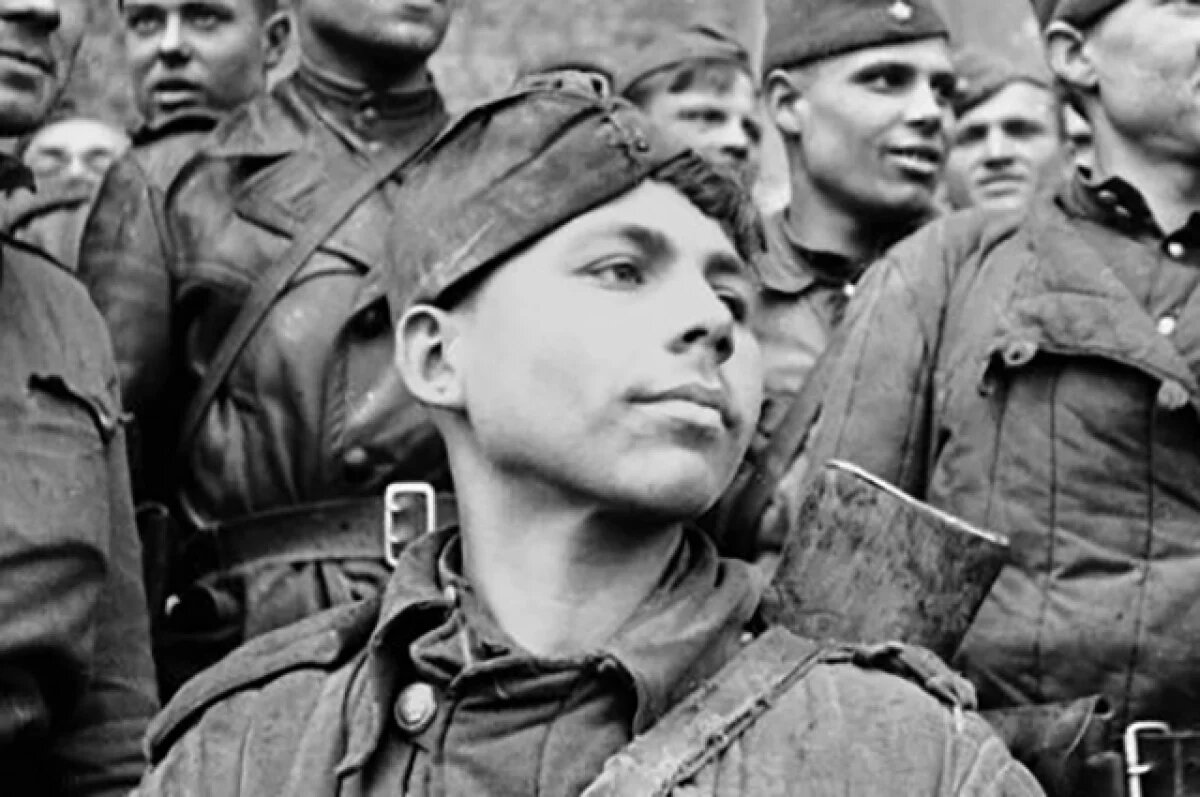    Молодой боец вместе с товарищем Рахимжаном Кошкарбаевым установил первый советский флаг на здании Рейхстага.