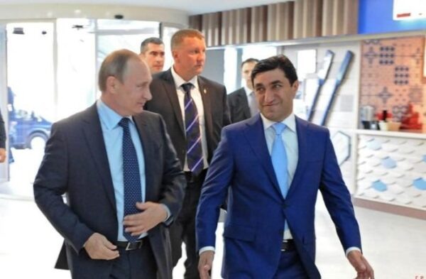 Год Нисанов и Владимир Путин осматривают на ВДНХ Центр океанографии и морской биологии «Москвариум»