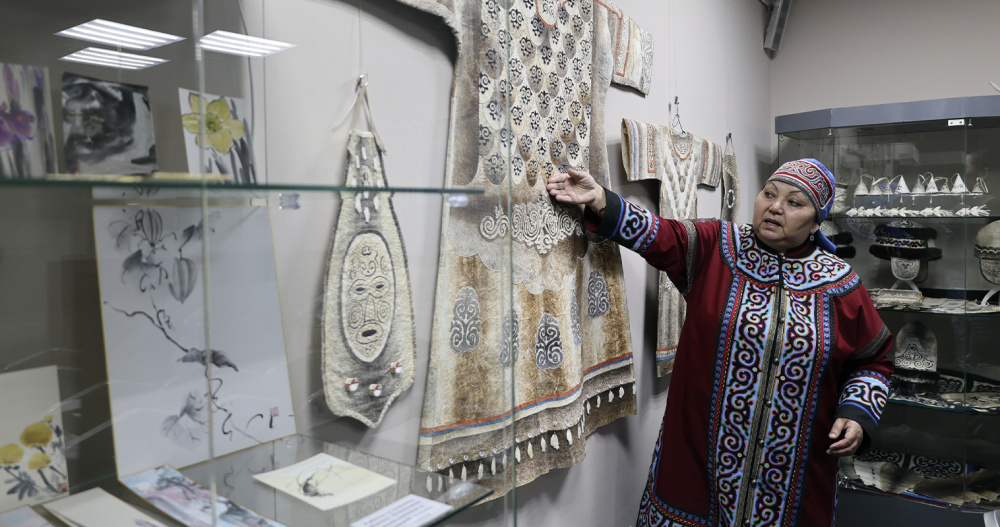 Одежду из рыбьей кожи и картины в японской технике представили на выставке "Пеликен"