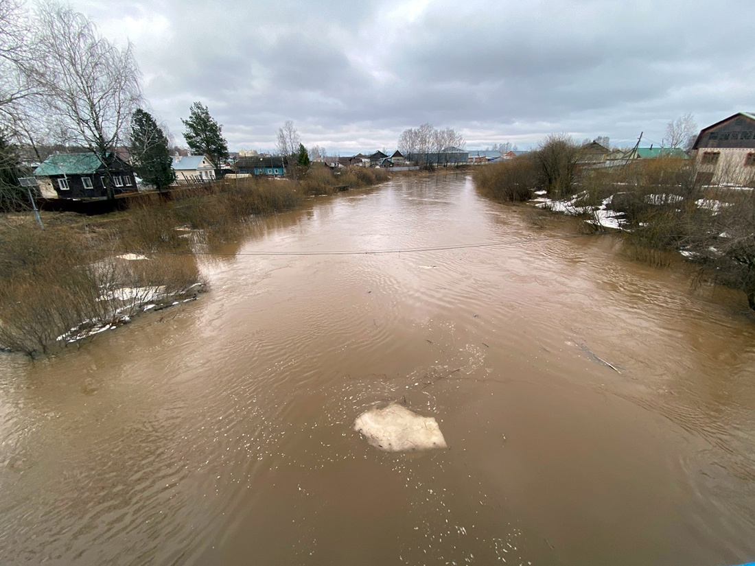    Уровень воды в Иньве явно подрос. Фото: Константин Седегов, ПН