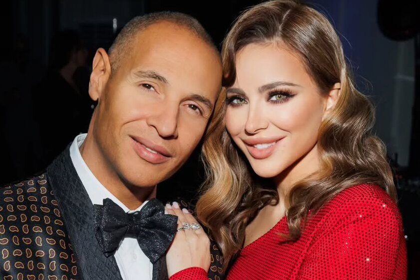     Ани Лорак в сексуальном красном платье с открытой спиной появилась на премии «Жара» вместе с мужем