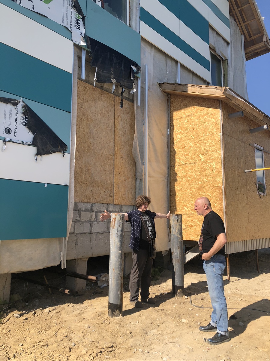 Никита Сазонов и Андрей Георгиевич Харин - прикидывают какой ширины будет переход из старого музея в новый. 2019г. ➡️листай дальше