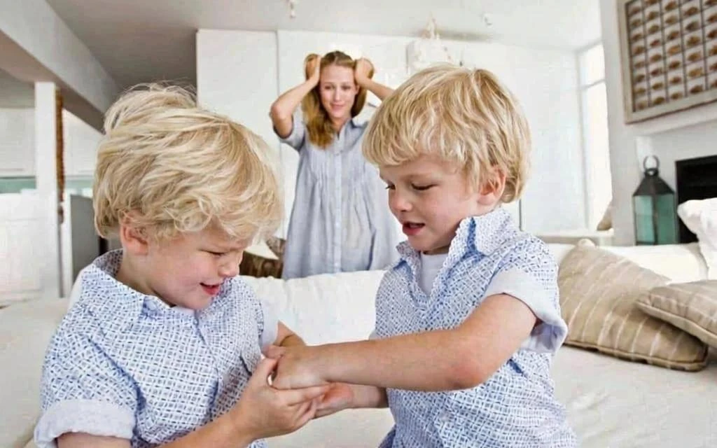 Пока дети кричат и толкаются, никто никого не слышит. 