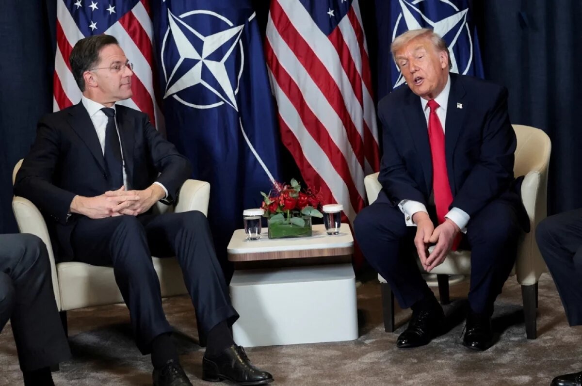    Президент США Дональд Трамп проводит двустороннюю встречу с генеральным секретарем НАТО Марком Рютте.